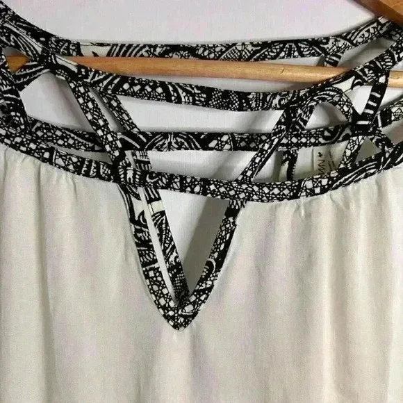 Gentle Fawn Blouse with Beautiful Cut Out Neckline Size Large - Picture 2 of 8